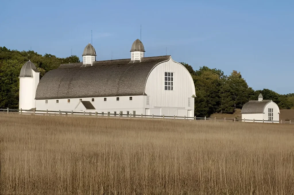 Easy Guide to Building a Gambrel Roof